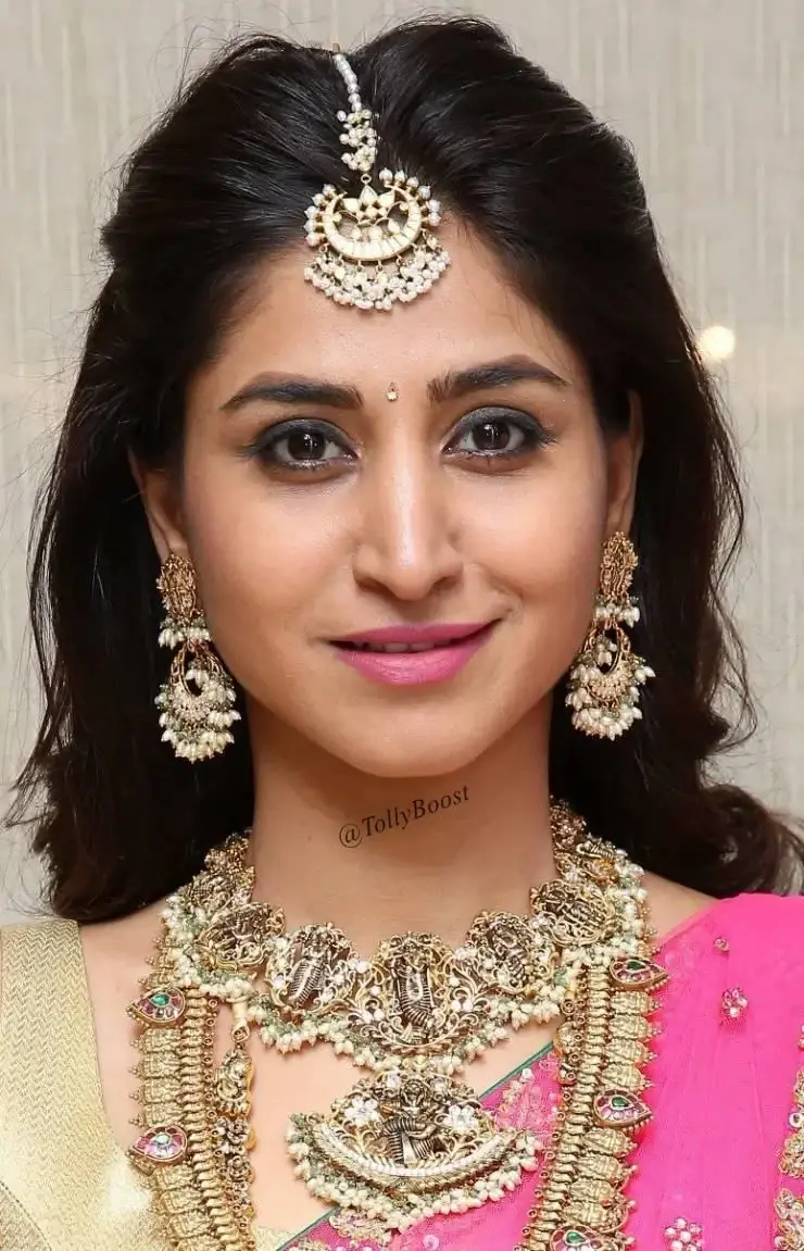 Indian TV Girl Varshini Sounderajan Beautiful Jewelry Face Closeup